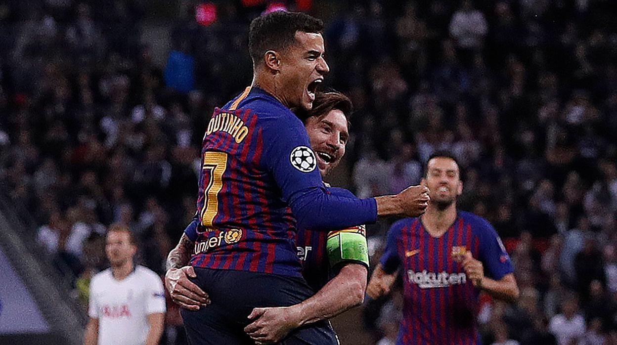 Messi y Coutinho celebran el gol del brasileño ante el Tottenham