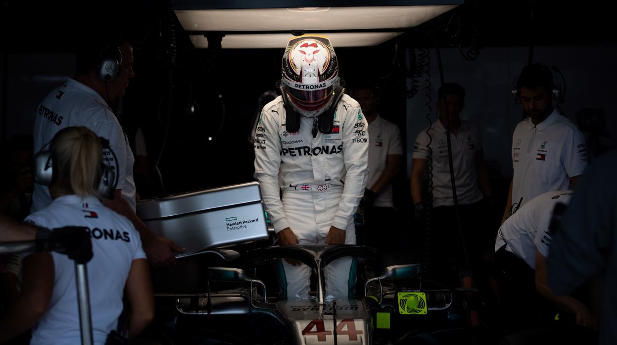 Hamilton, en el garaje de Mercedes