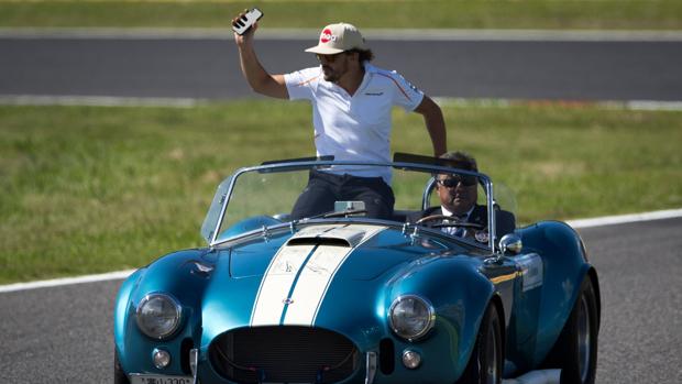 Alonso se consuela con la bandera a cuadros