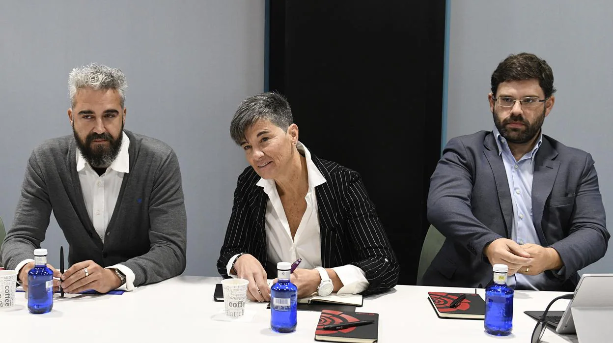 Alcaine, Romero y Malabia, presidente, vicepresidenta y director general de la Asociación de Clubes de Fútbol femenino