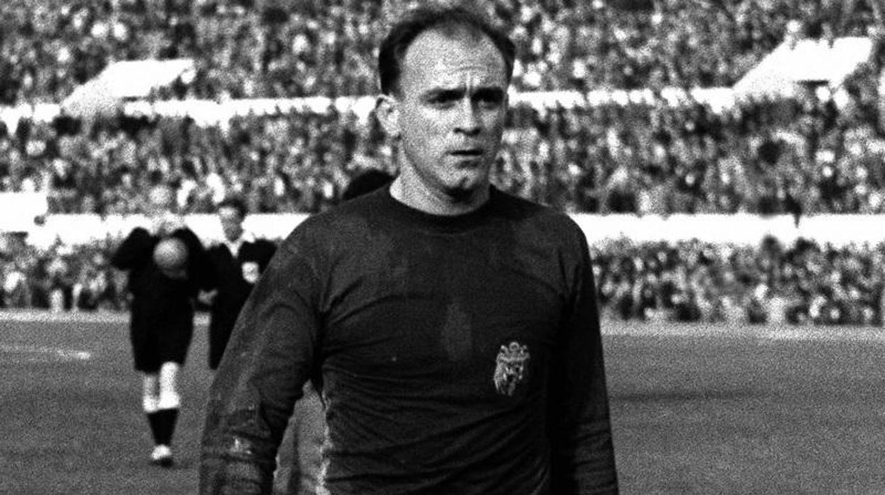 Alfredo Di Stéfano luce la camiseta de la selección el día de su debut contra Holanda, en 1957