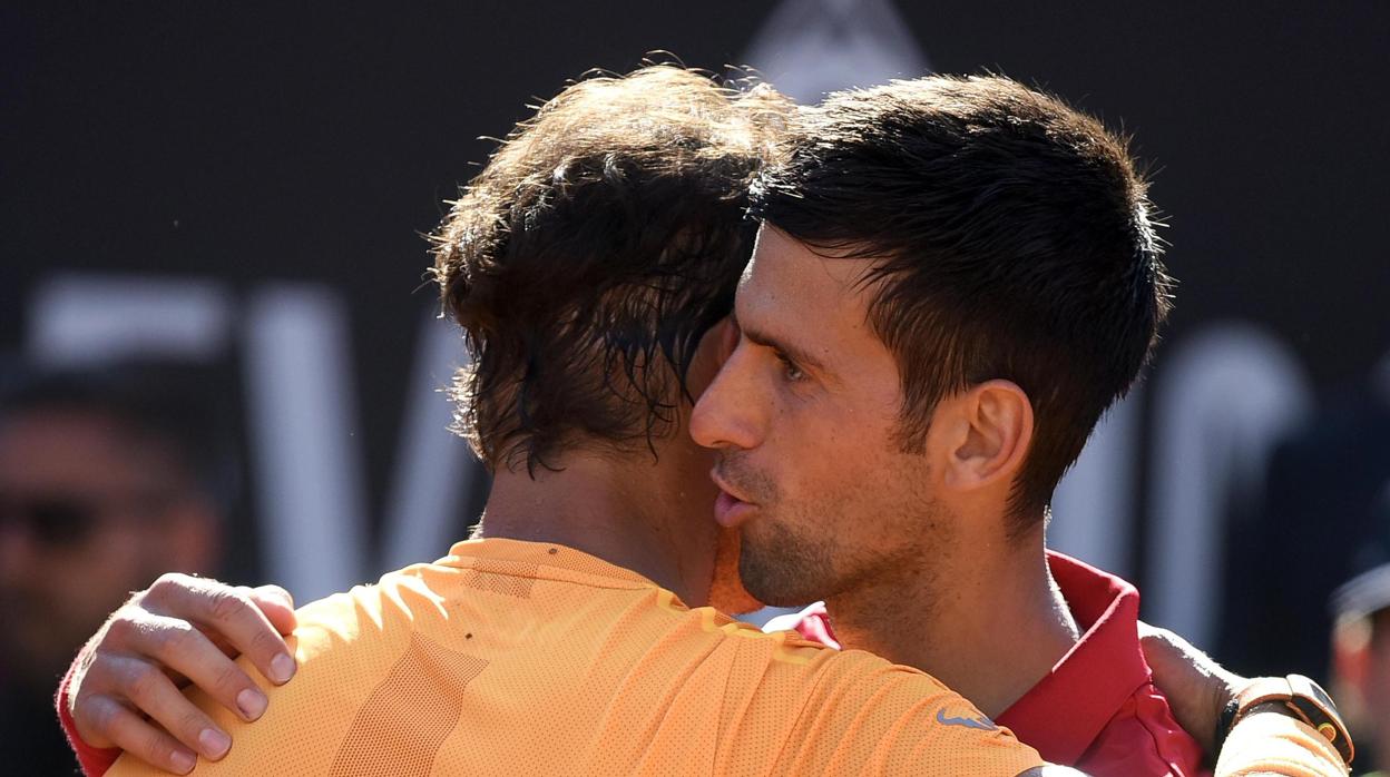 Rafa Nadal y Novak Djokovic se abrazan tras un partido