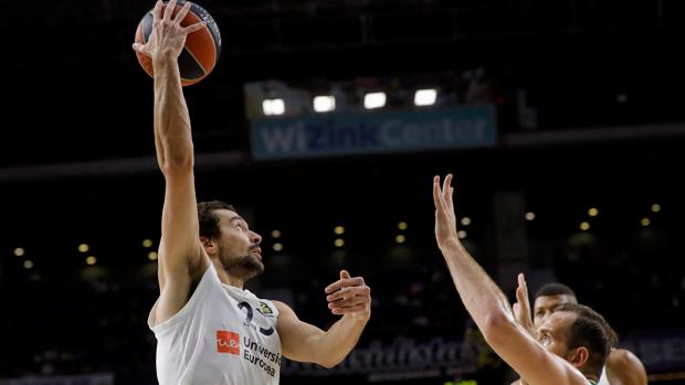 La inverosímil canasta de Llull que levantó a todo el pabellón