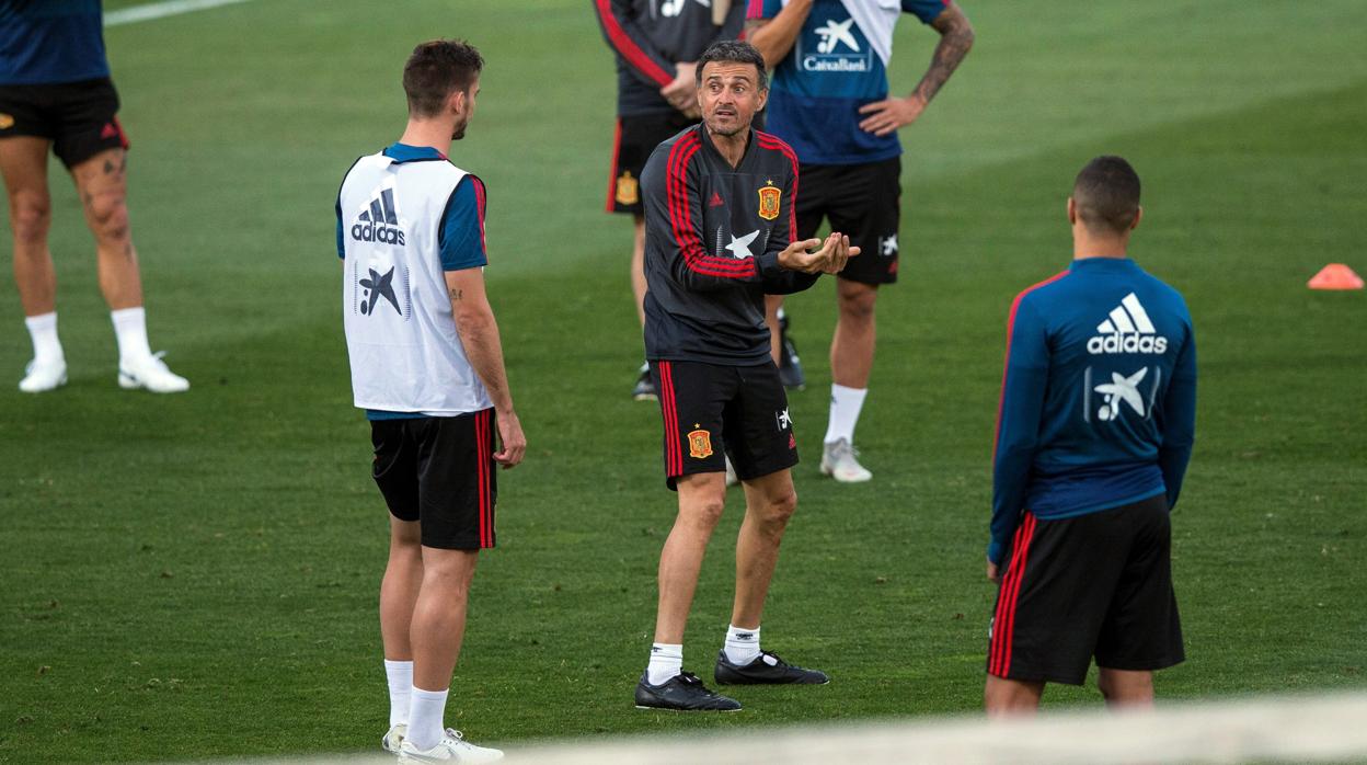 Luis Enrique, durante el entrenamiento con la selección