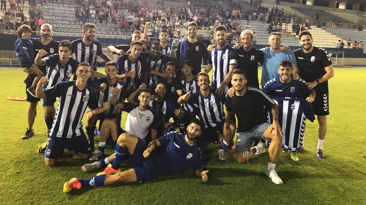 Los jugadores del Lorca FC celebran su clasificación para la tercera ronda de la Copa del Rey