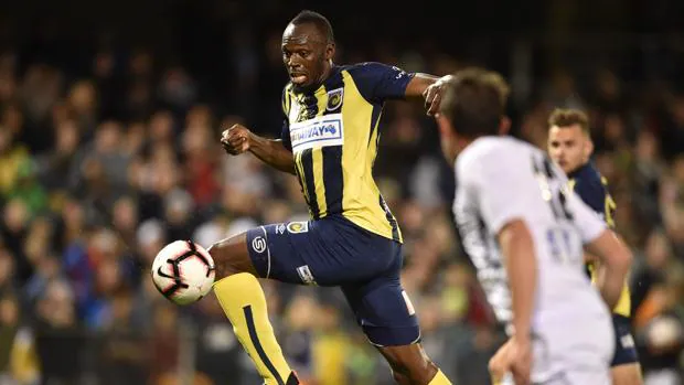 Usain Bolt ya marca como futbolista profesional