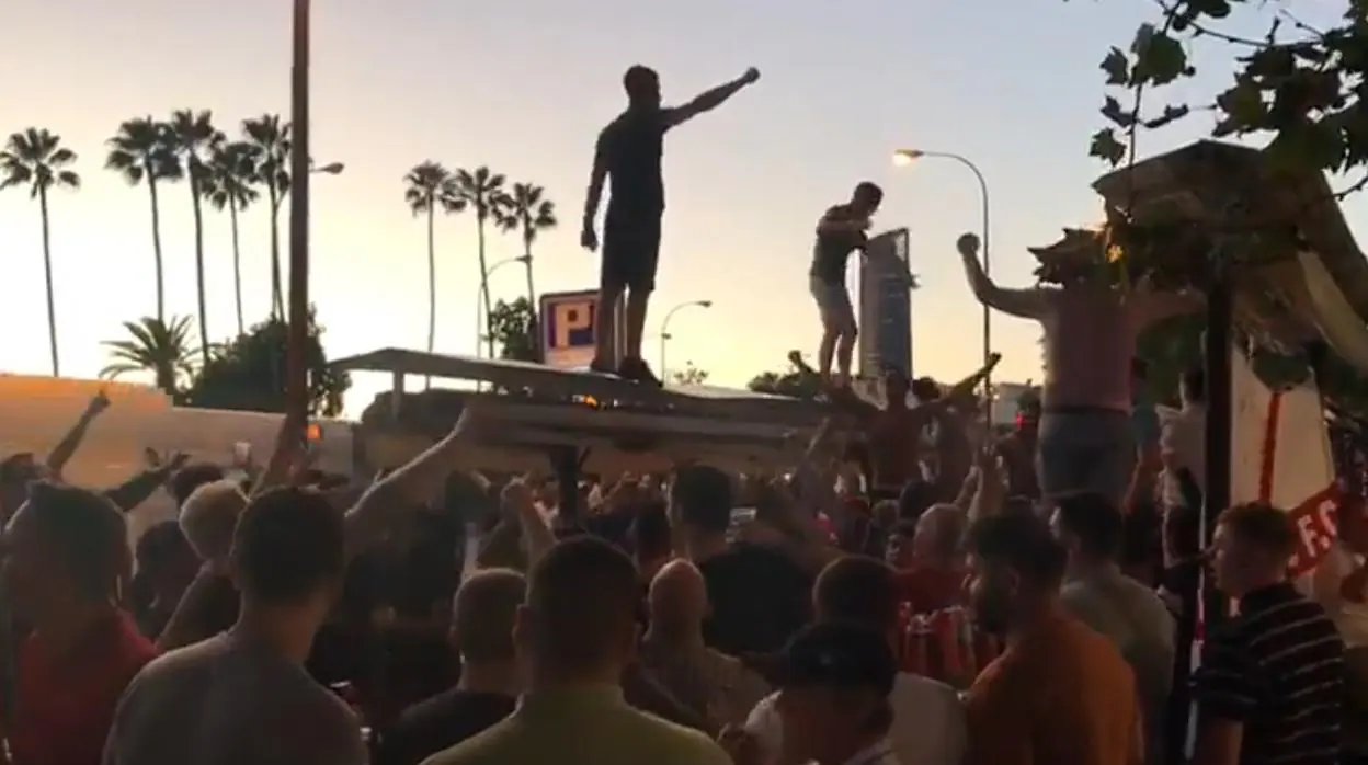 Aficionados ingleses protagonizando incidentes en las calles de Sevilla