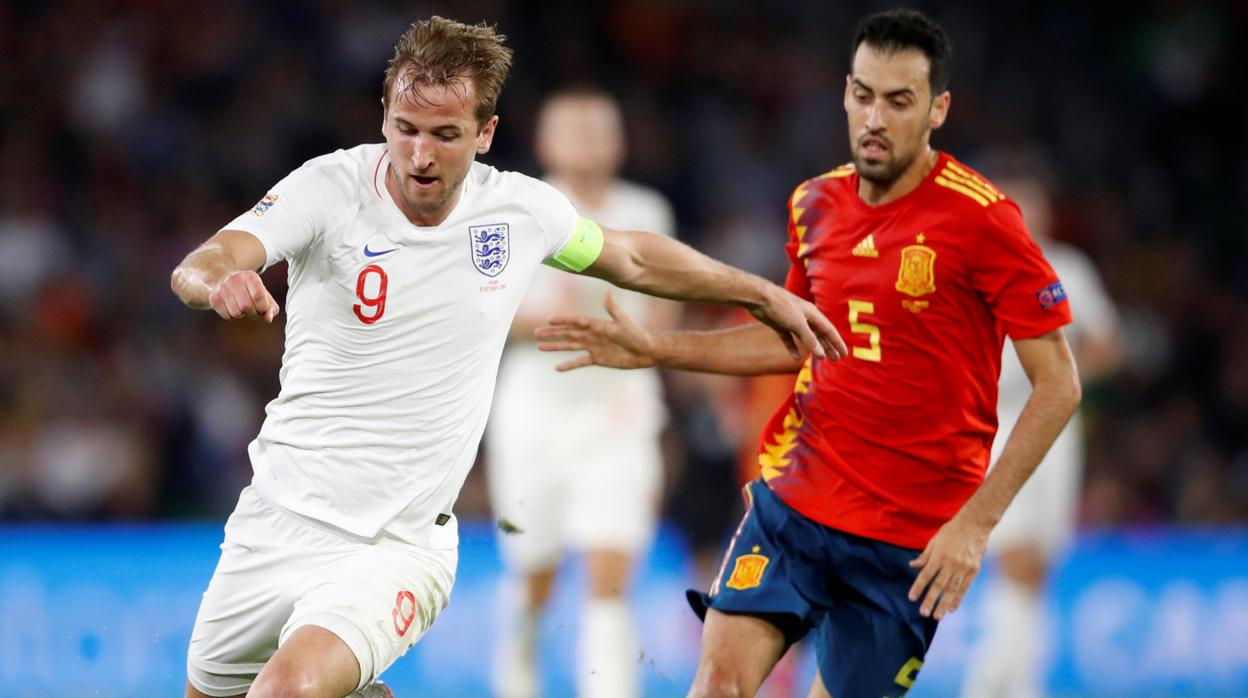 Busquets corre tras Harry Kane