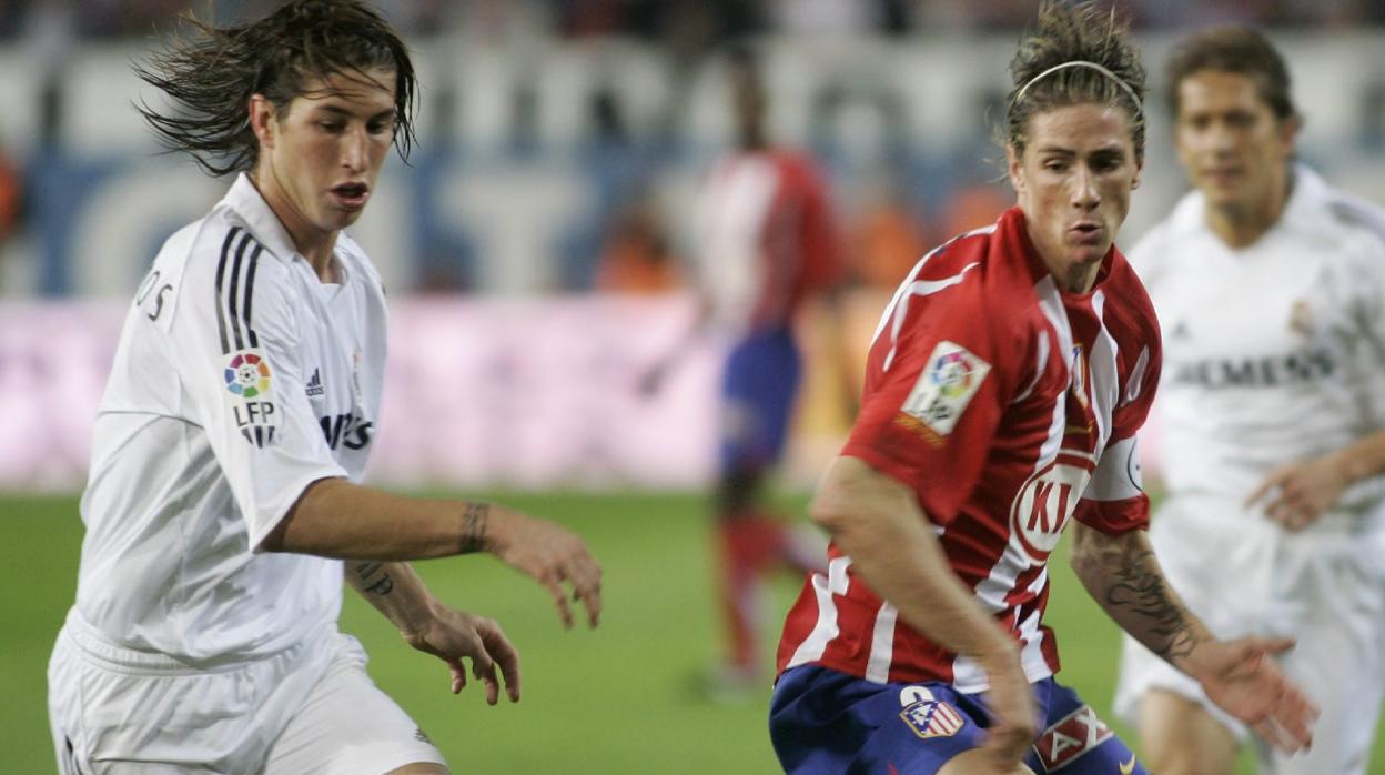 Unos jóvenes Sergio Ramos y Fernando Torres se enfrentan en un derbio de 2005