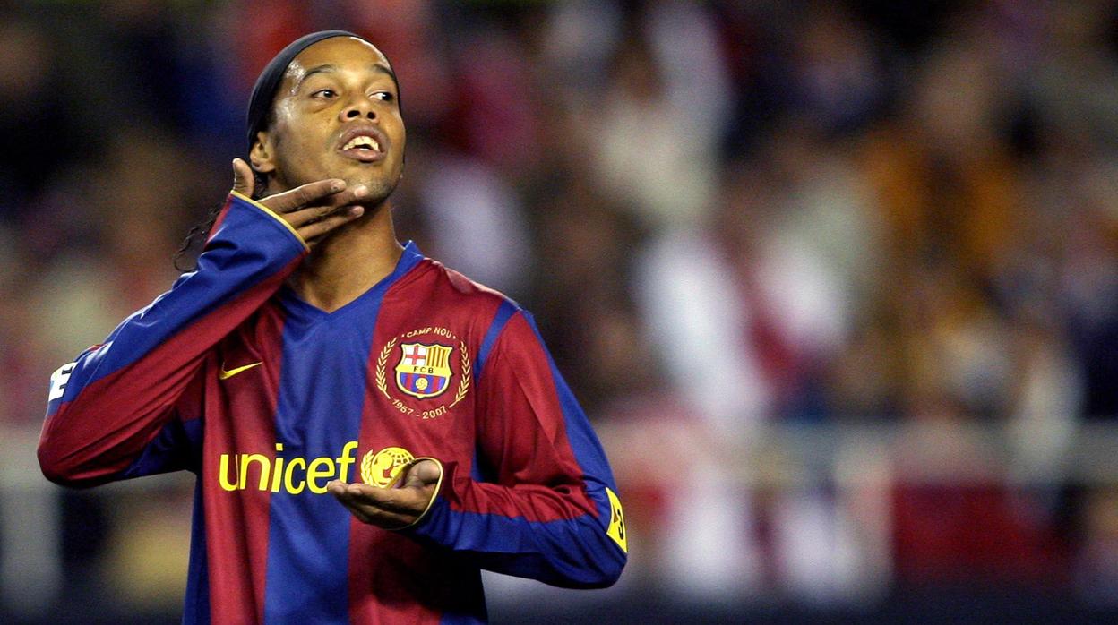 El Barça «observará con atención» el apoyo de Ronaldinho a Bolsonaro