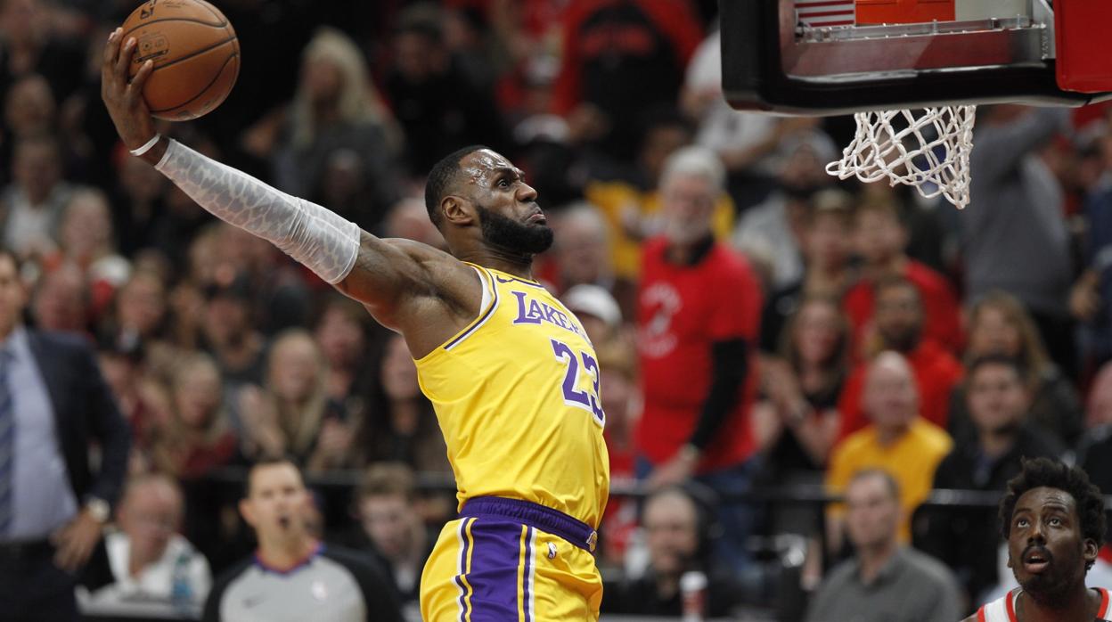 LeBron James tardó un minuto en hacerse el amo de los Lakers