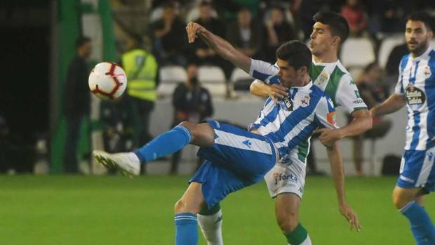 El Córdoba rescata un punto en el descuento ante un Depor con nueve