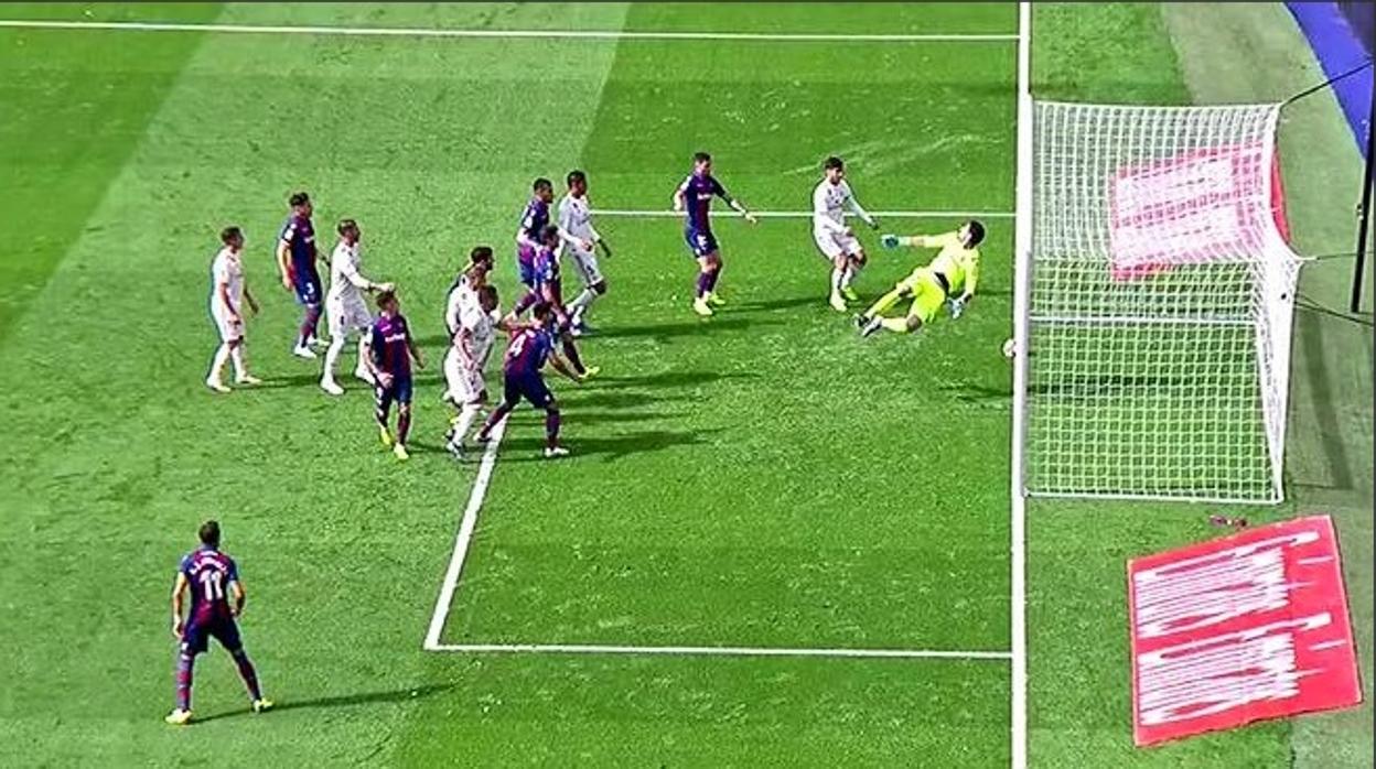 El VAR toma el Bernabéu en 18 minutos y hunde al Madrid