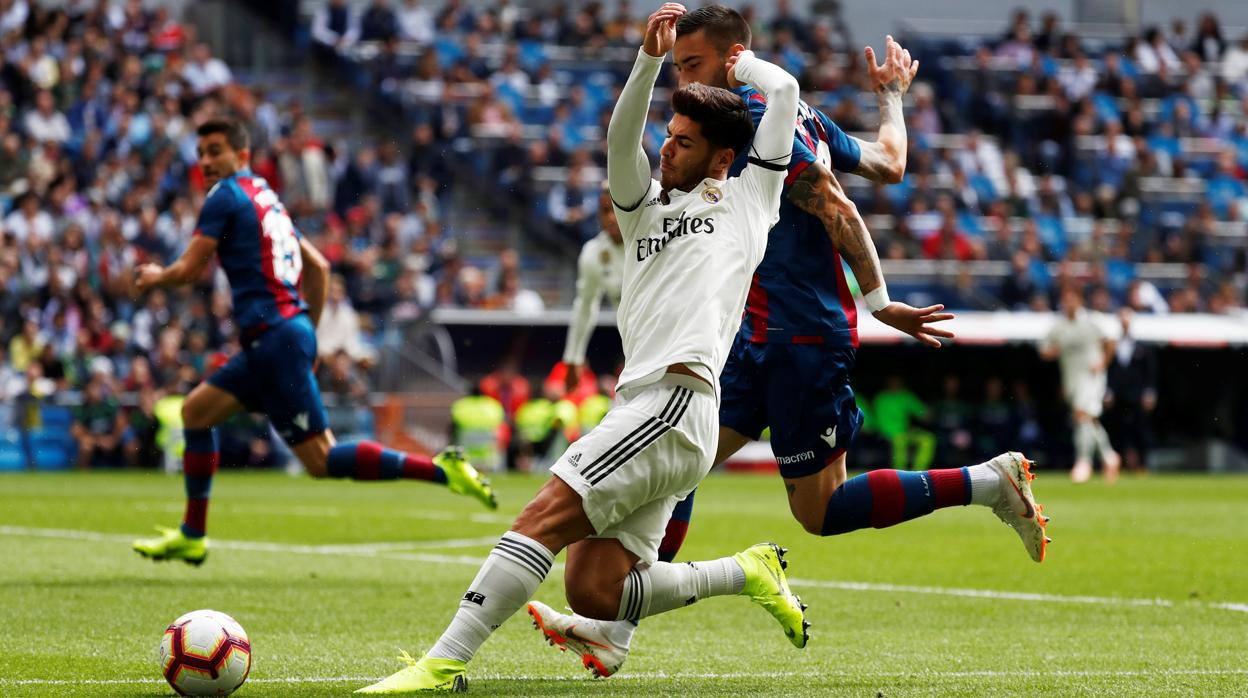 Marco Asensio cae durante el partido contra el Levante