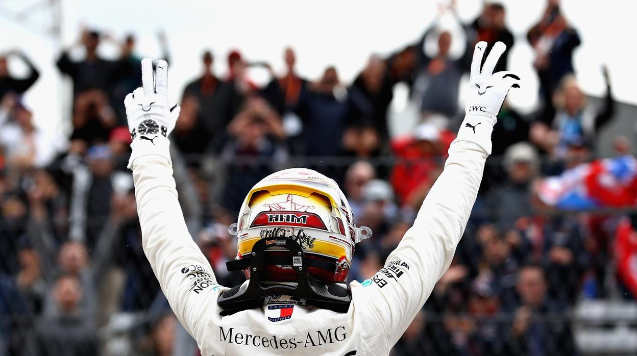 Hamilton festeja el primer puesto logrado en la clasificación