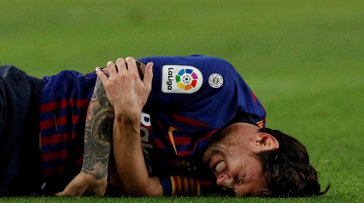 Messi se duele de su brazo tras caer en mala portura