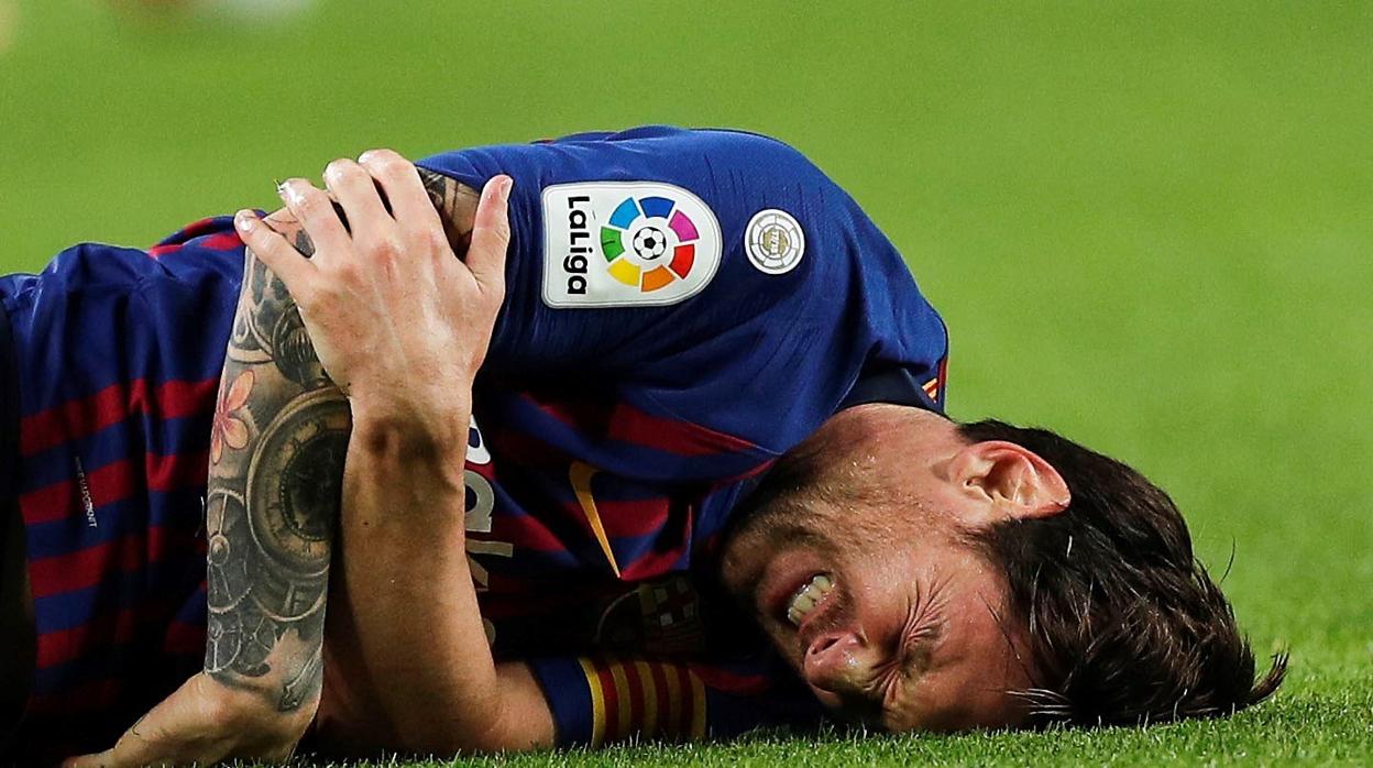 Leo Messi se duele tras caer en mala postura