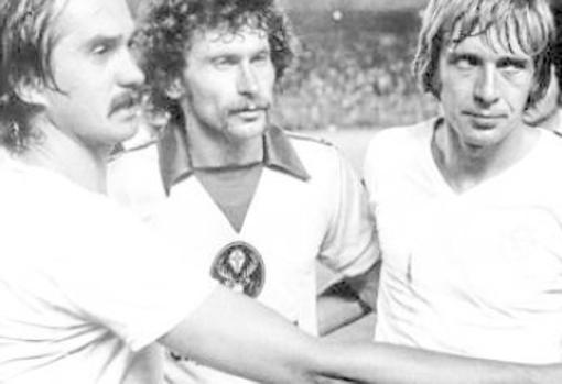 Paul Breitner (centro) y Henning Jensen (derecha) con Uli Stielike (izquierda)