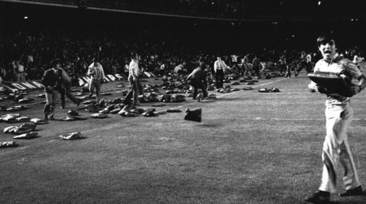 El césped del Camp Nou tras la invasión y lleno de almohadillas