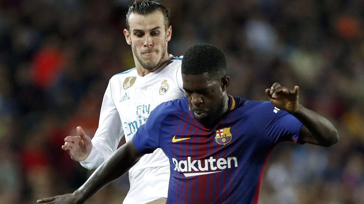 Barcelona-Real Madrid: Bale pugna por un balón con Umtiti