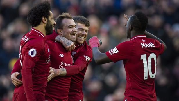 Salah y Mané guían al Liverpool al liderato en solitario