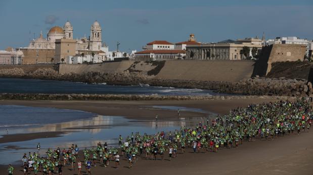 La marcha verde contra el cáncer conquista la playa gaditana