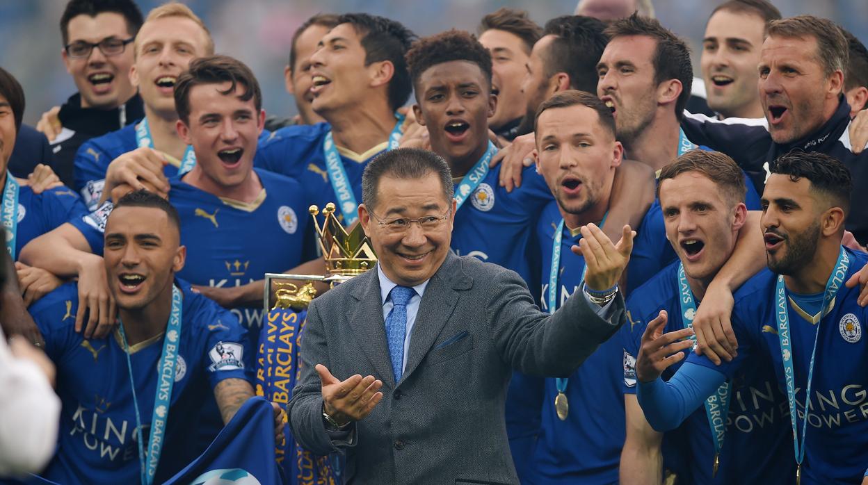 Los futbolistas del Leicester celebran junto a su presidente el título de la Premier conseguido en 2016