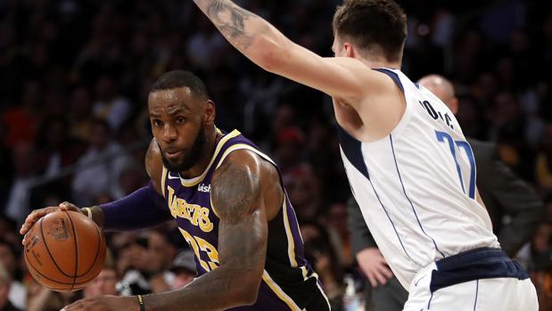 Así fue el primer cara a cara entre LeBron James y Luka Doncic