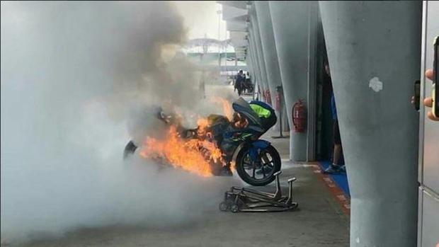 Aparatoso incendio de la moto de Alex Rins en Sepang