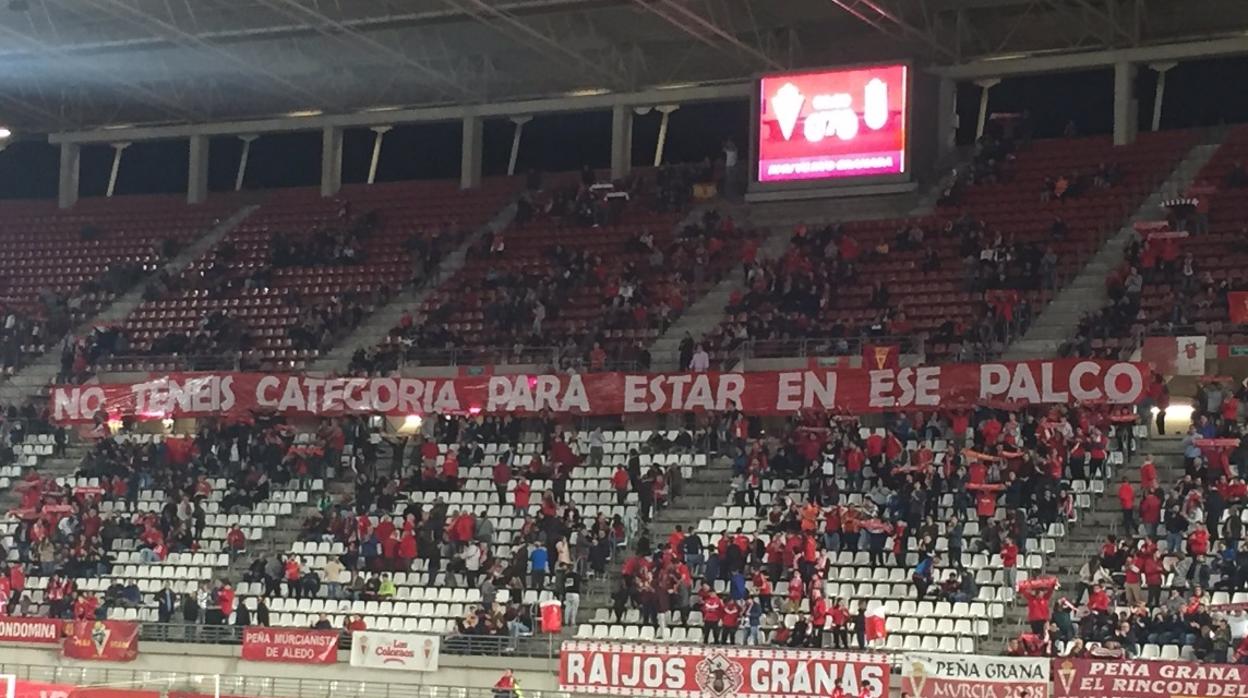 Pancarta desplegada en La Condomina antes del partido entre el Real Murcia y el Granada B