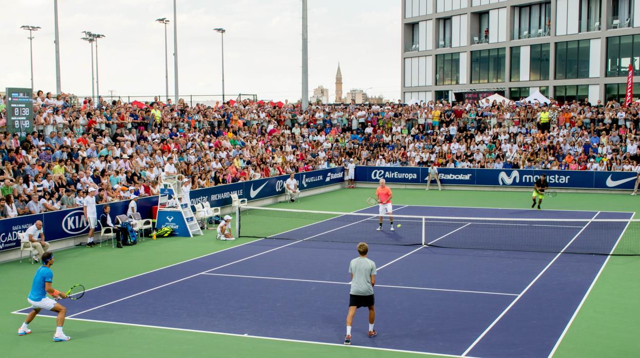 Partido disputado en una de las pistas de la Rafa Nadal Academy