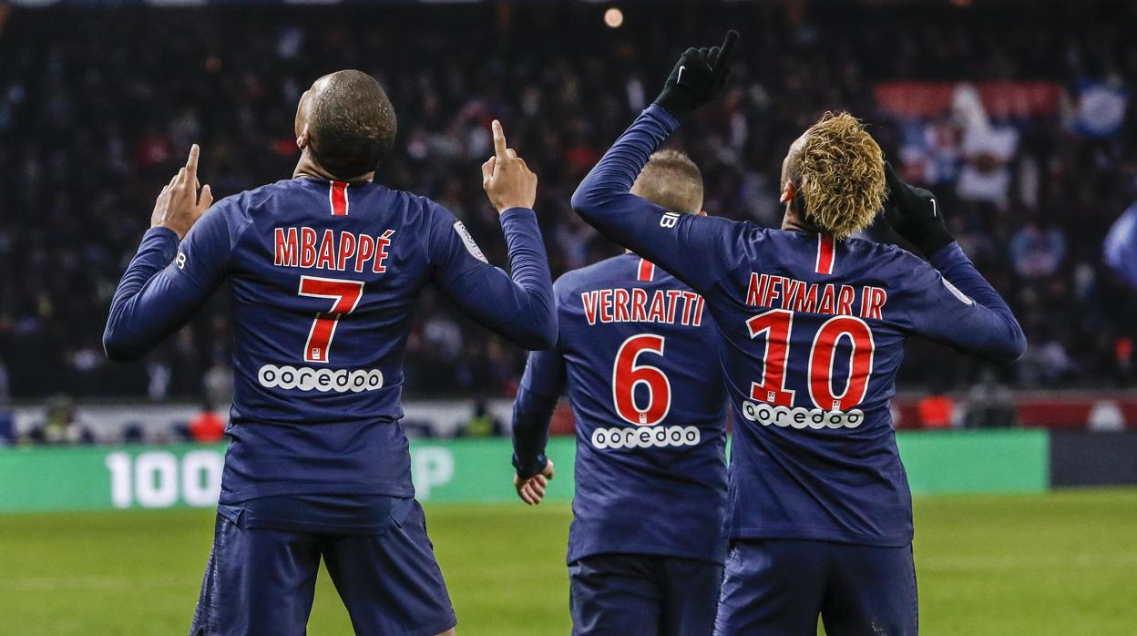 Mbappé y Neymar celebran un gol en un partido de la Ligue 1 francesa