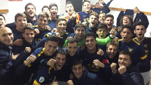 Los jugadores del filial del UCAM Murcia celebran un triunfo