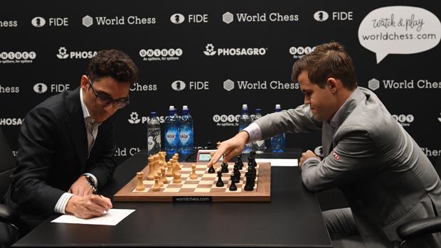 Caruana arriesga y Carlsen no se inmuta