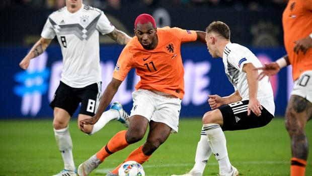 Van Dijk mete a Holanda en la fase final