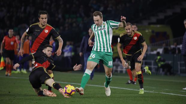 El Betis, al acecho de Europa tras superar a un combativo Rayo