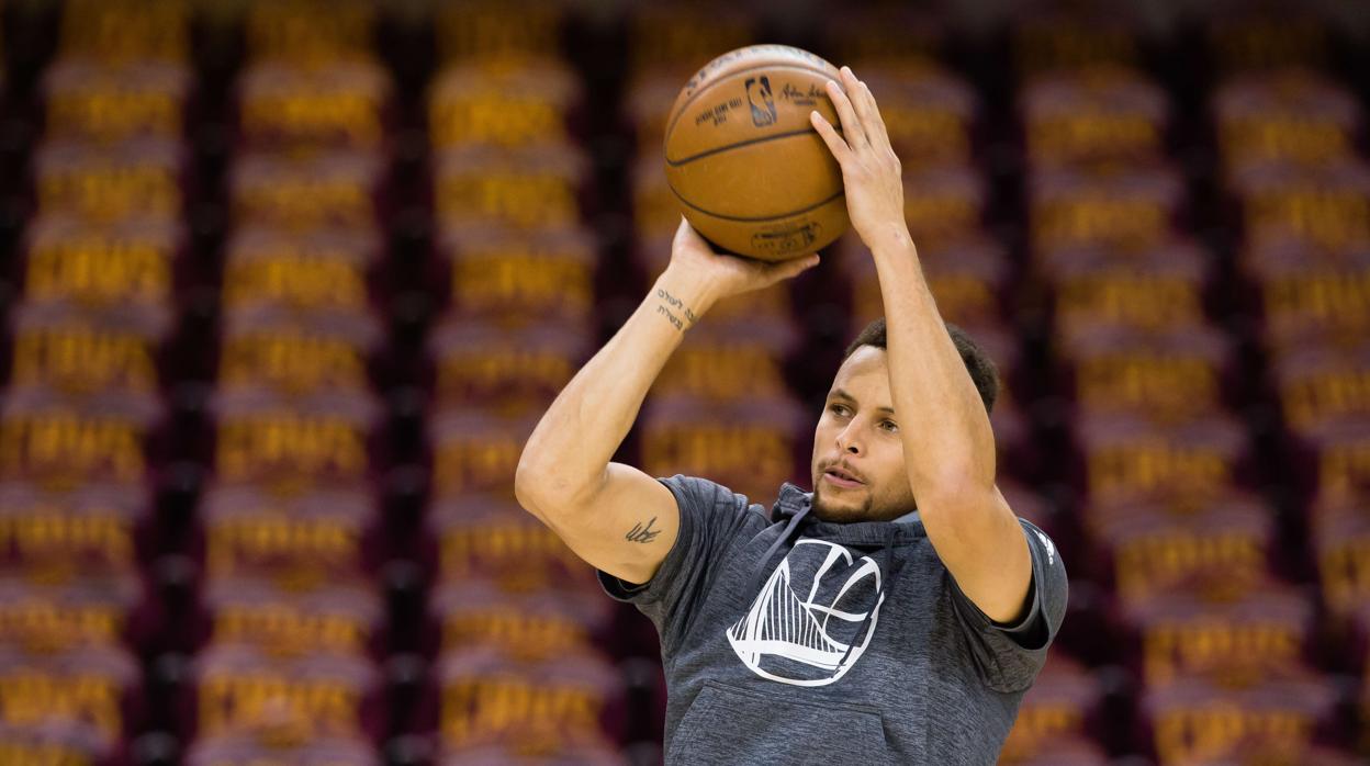 Stephen Curry sale ileso de un accidente de tráfico