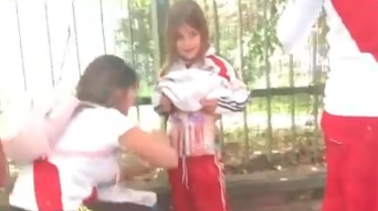 Una mujer llena de bengalas a una niña para evitar los controles