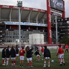 Entrenamiento de las chicas de River. Al fondo, El Monumental