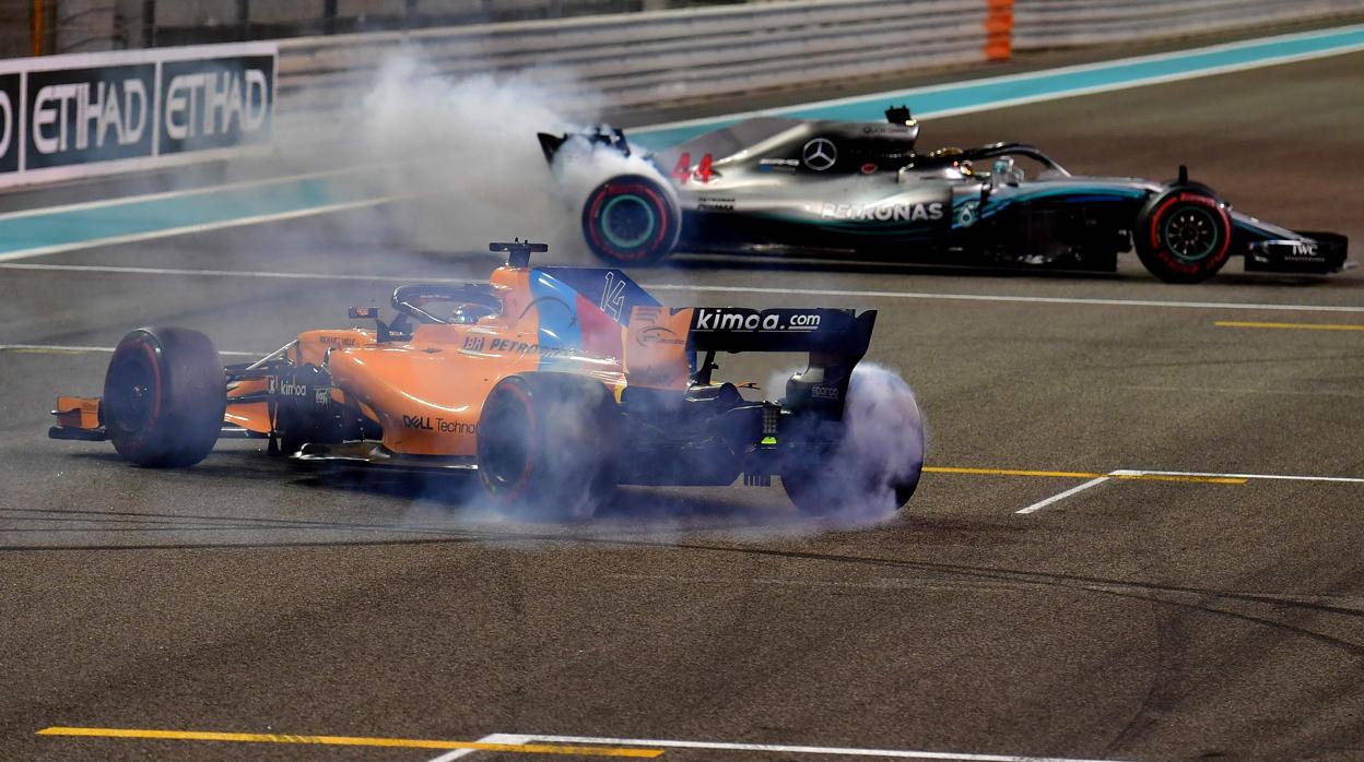 Alonso y Hamilton hacen 'donuts' al término de la carrera