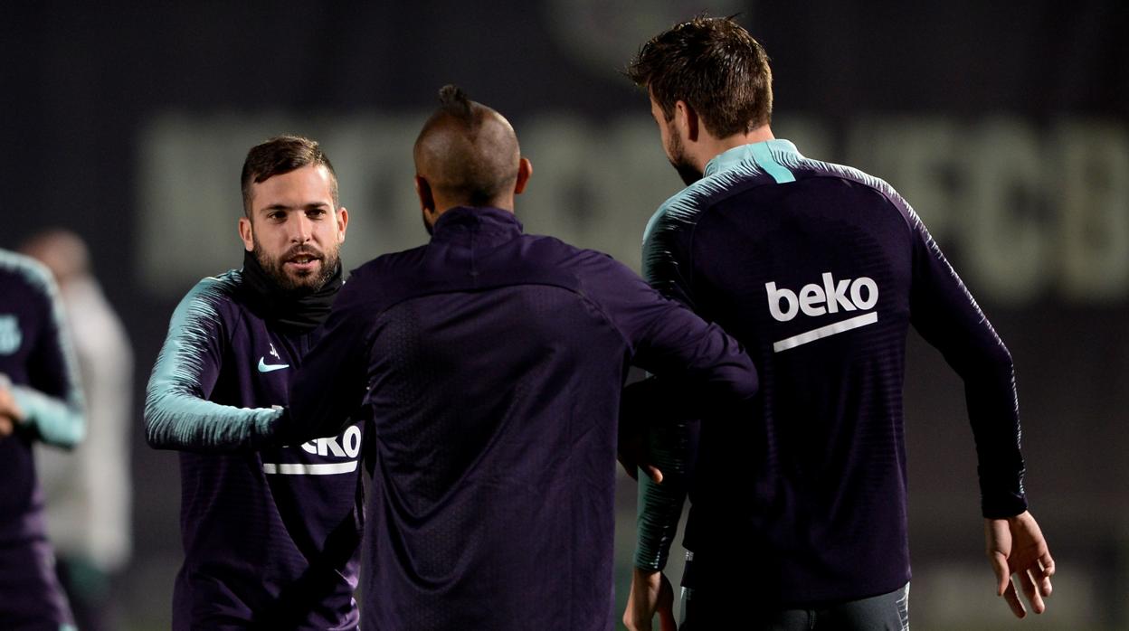 Jordi Alba charla con Arturo Vidal y Gerard Piqué durante un entrenamiento