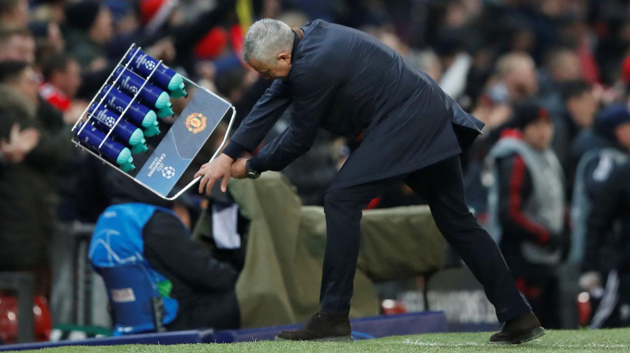 Mourinho golpea las botellas contra la hierba