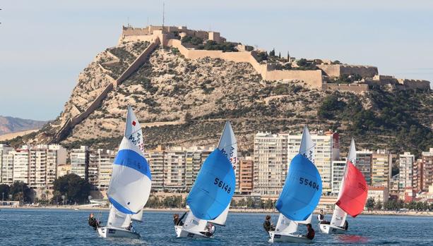 Los favoritos cumplen en la primera jornada de la Semana Náutica de Alicante