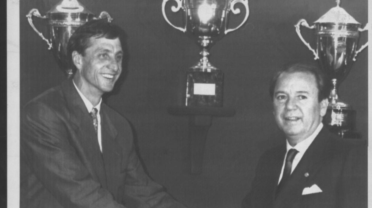 Nuñez y Cruyff, en la presentación del holandés como técnico del Barcelona