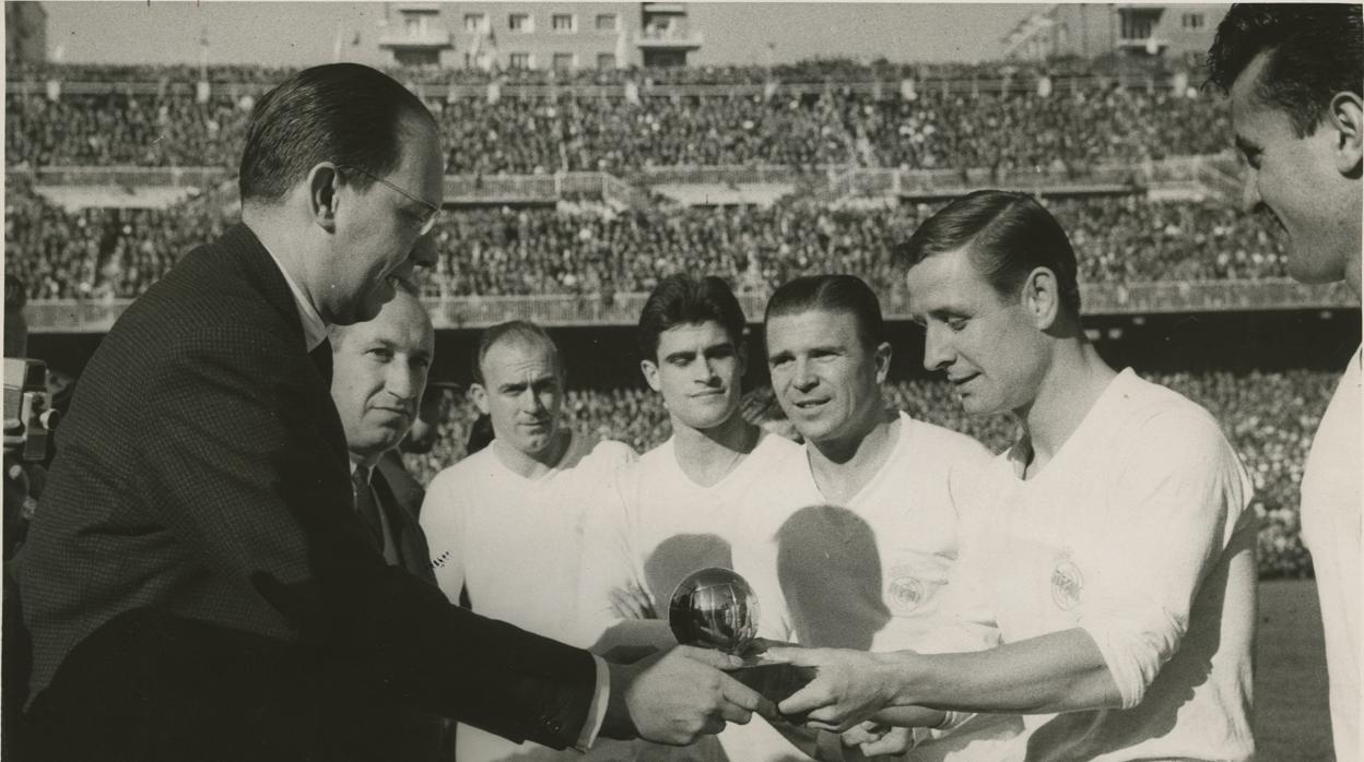 Raylond Kopa recibe el Balón de Oro de manos del representante dde L'Equipe