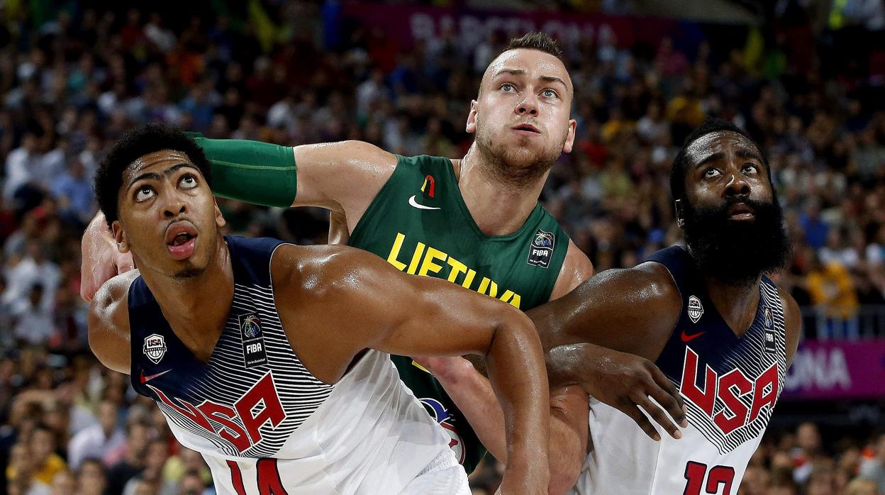 Davis y Harden pelean por un rebote con Motiejunas en el Mundial 2014