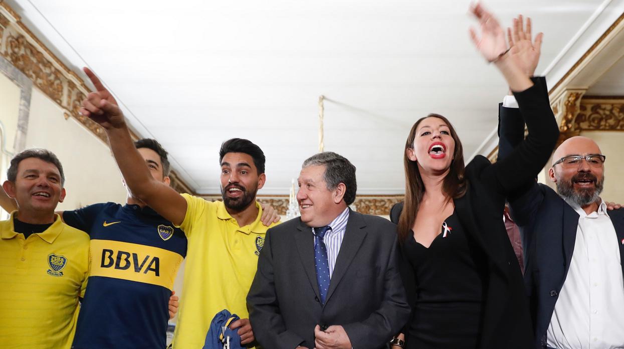 Aficionados de Boca y River, con el embajador de Argentina en Madrid, Ramón Puerta