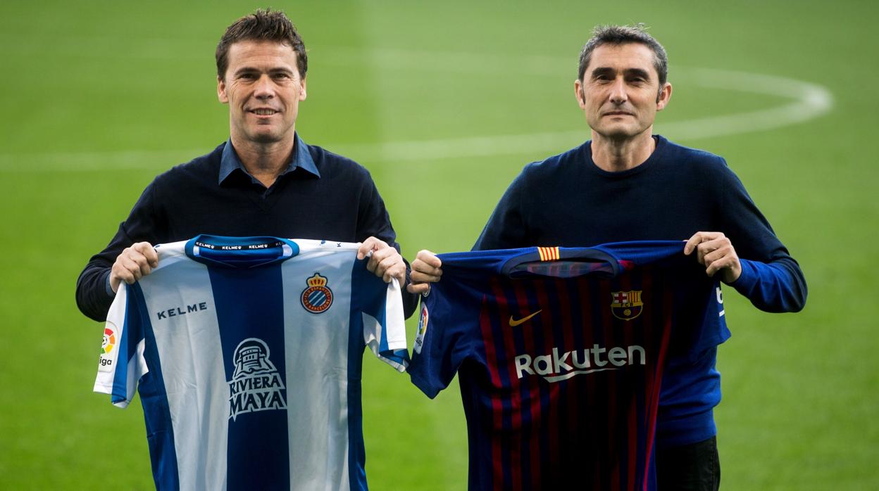 Rubi y Valverde posan con las camisetas de sus respectivos equipos en Cornellá