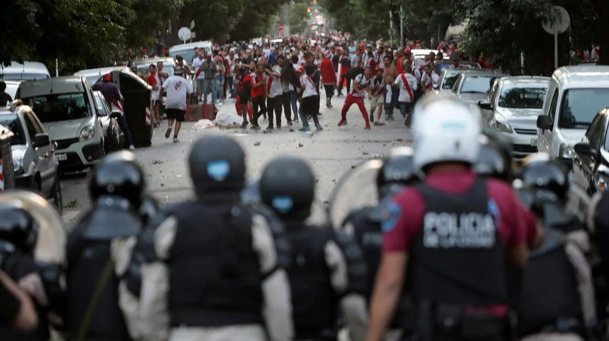 Hinchas de River se enfrentan a la policía argentina en Buenos Aires