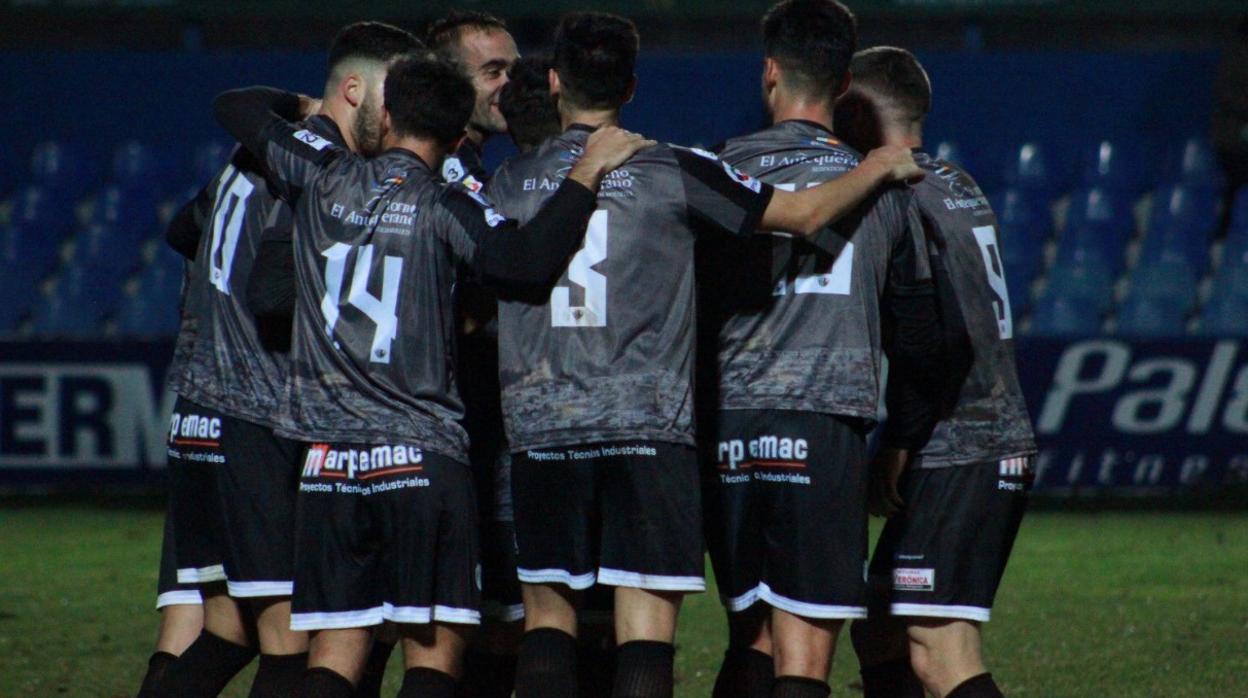 Los jugadores del Antequera celebran su gol en Linarejos